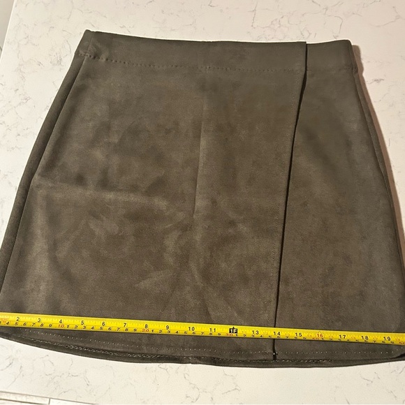 Max Studio London 26”W Faux Suede Wrap Mini Skirt Army Green - Picture 14 of 15